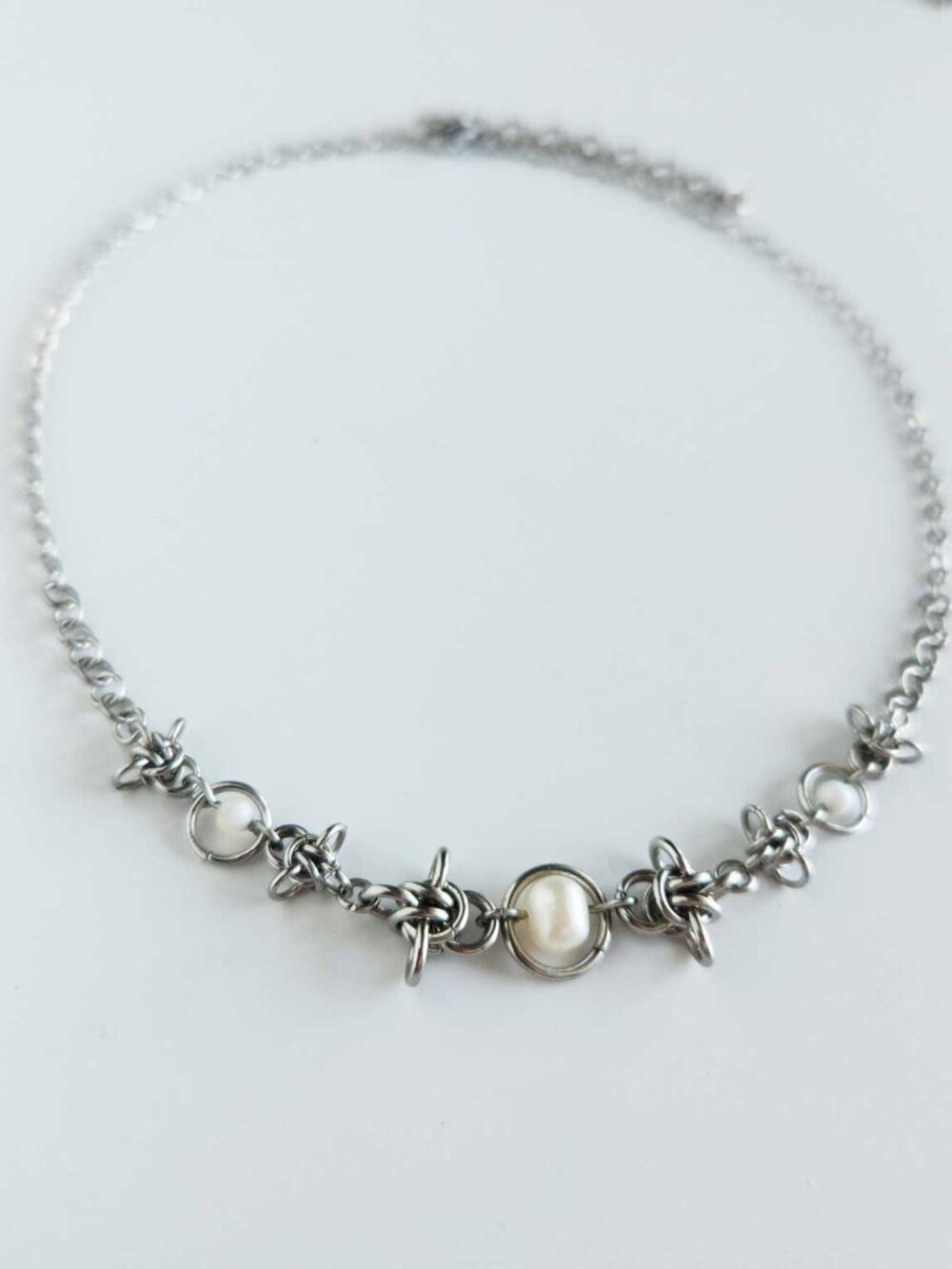Vintage silver and white pearl choker necklace with a small silver chain - Picture 10 of 14